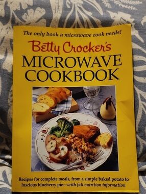 Betty Crocker Microwave Cookbook Softcover